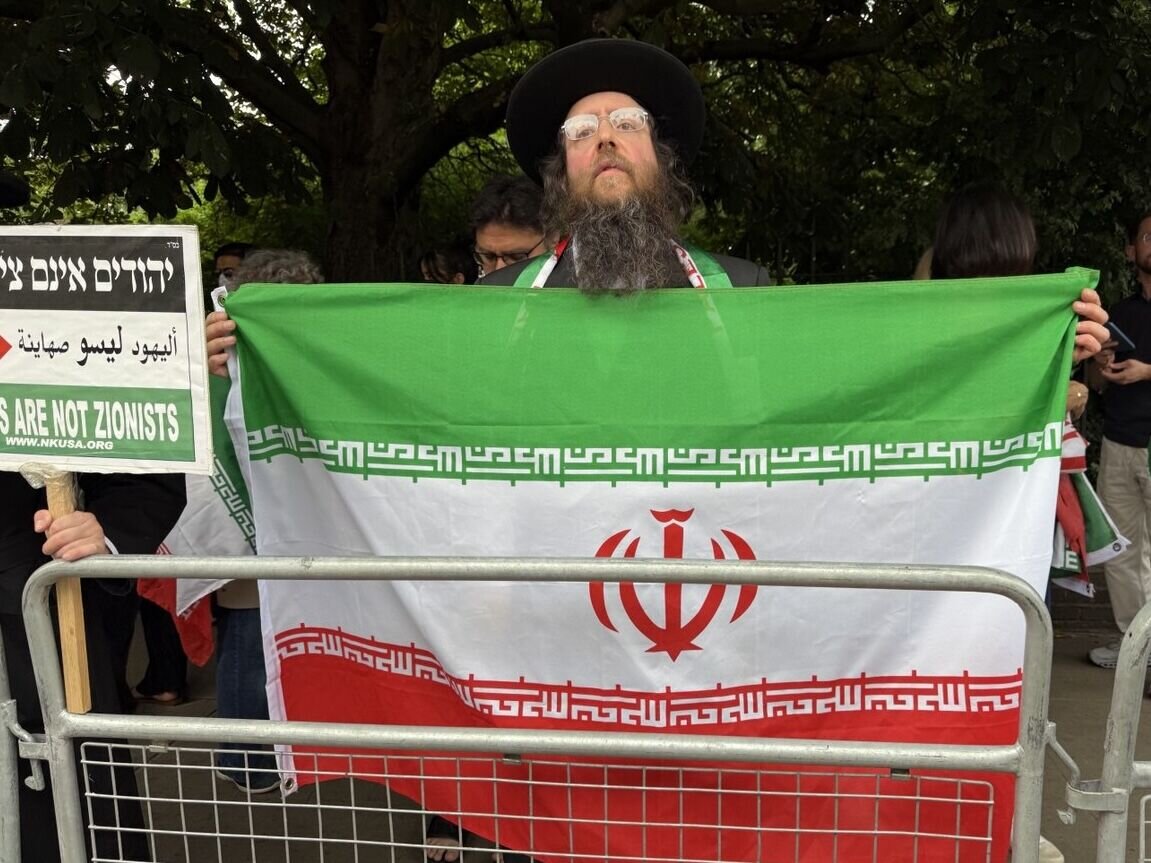 خاخامهای یهودی با حمل پرچم ایران؛تجاوز اسرائیل محکوم است/در کنار دولت و مردم ایران ایستادهایم/عکس