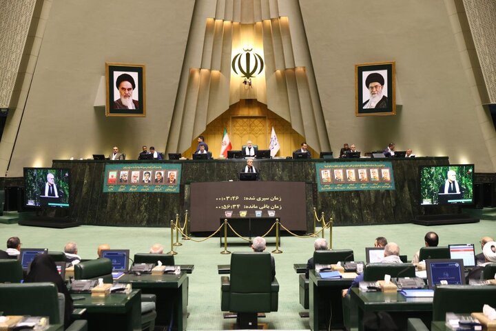 صحن علنی مجلس شورای اسلامی با حضور رئیس جمهور و با دستورکار بررسی صلاحیت وزیر پیشنهادی اقتصاد
