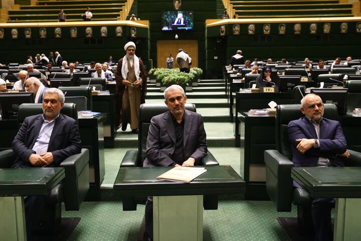 صحن علنی مجلس شورای اسلامی با حضور رئیس جمهور و با دستورکار بررسی صلاحیت وزیر پیشنهادی اقتصاد