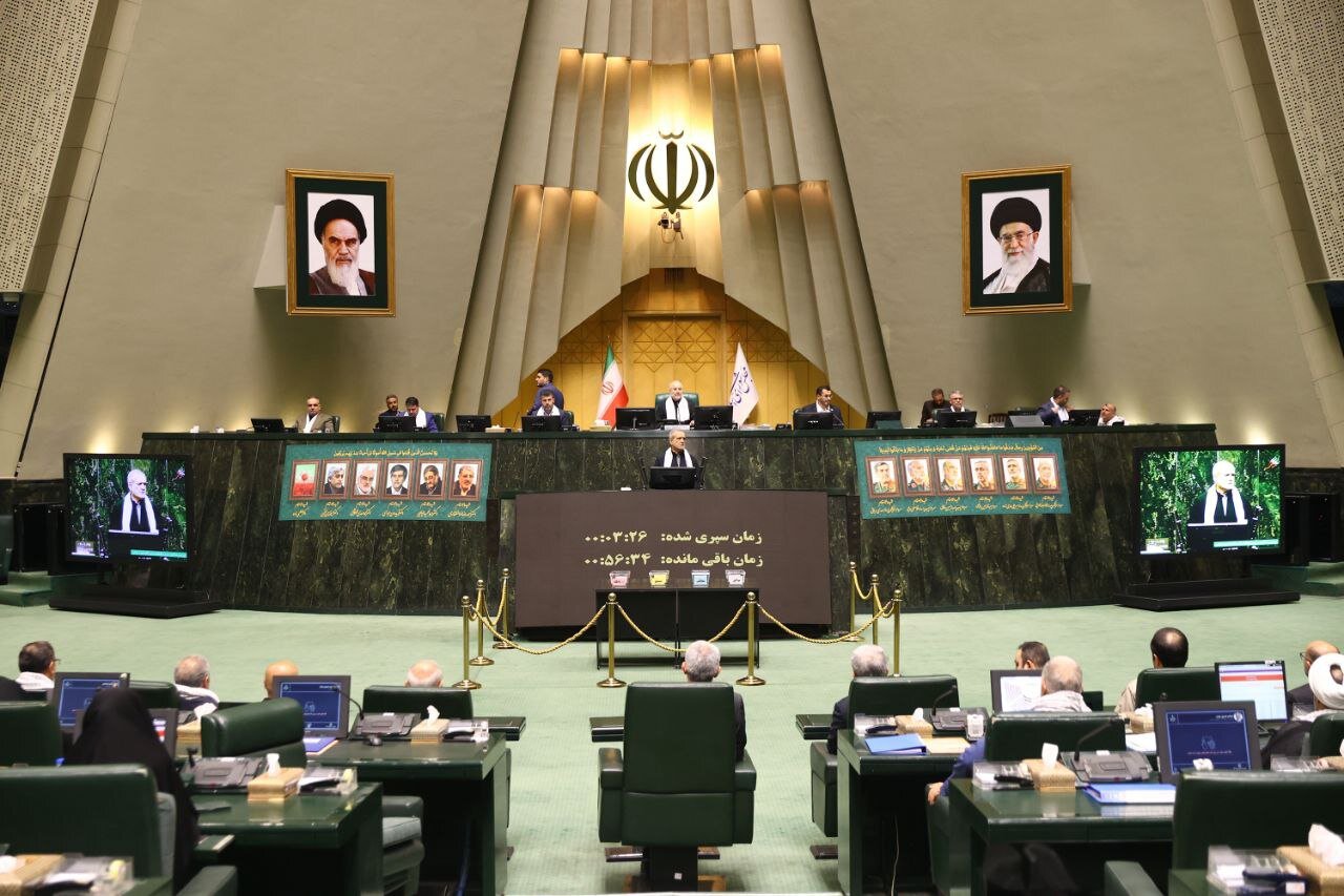 تصاویری از لحظه شعار دادن قالیباف و نمایندگان در صحن علنی مجلس/ مدنی زاده را در صحن مجلس ببینید