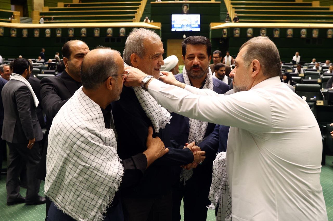 تصاویری از لحظه شعار دادن قالیباف و نمایندگان در صحن علنی مجلس/ مدنی زاده را در صحن مجلس ببینید