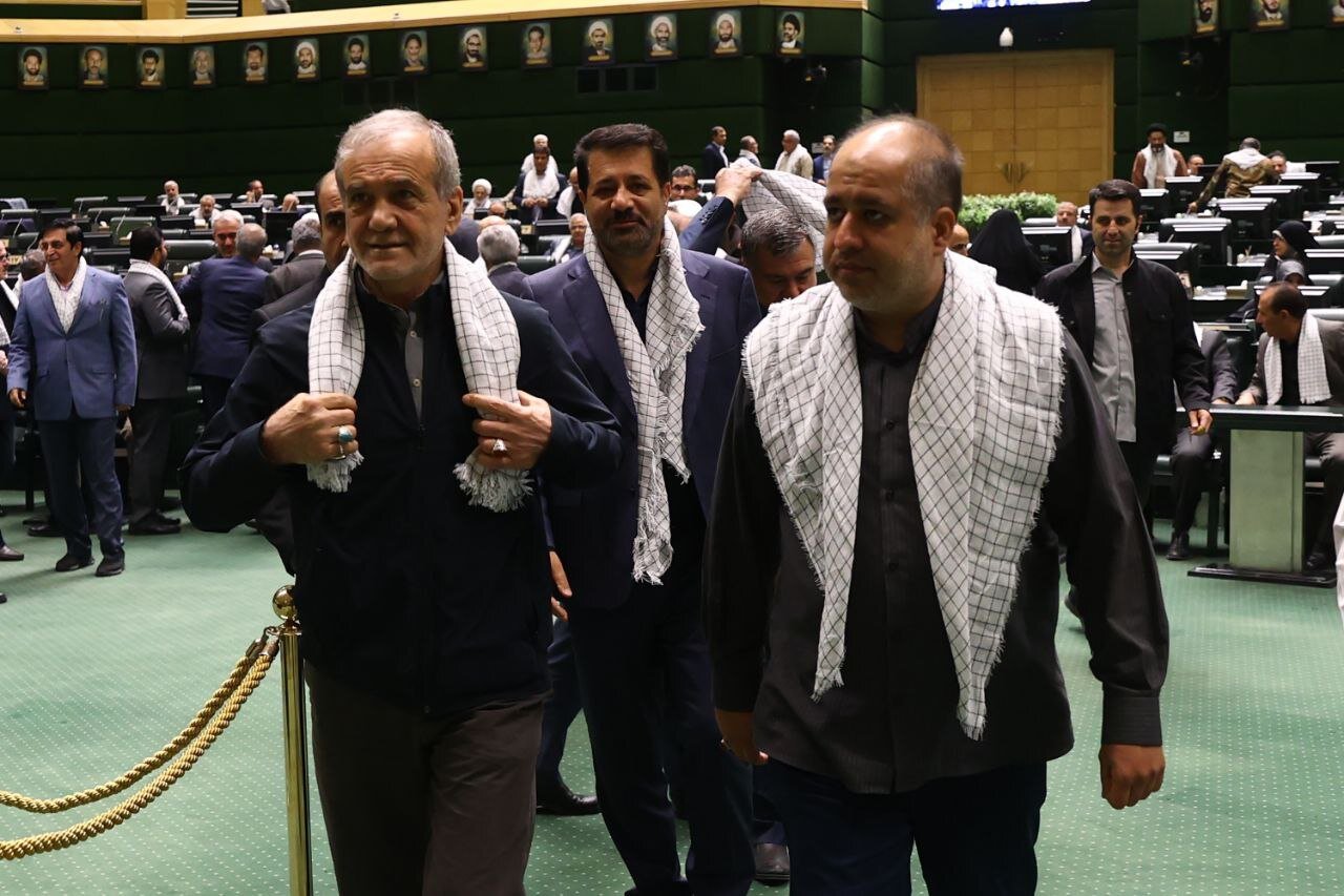 تصاویری از لحظه شعار دادن قالیباف و نمایندگان در صحن علنی مجلس/ مدنی زاده را در صحن مجلس ببینید