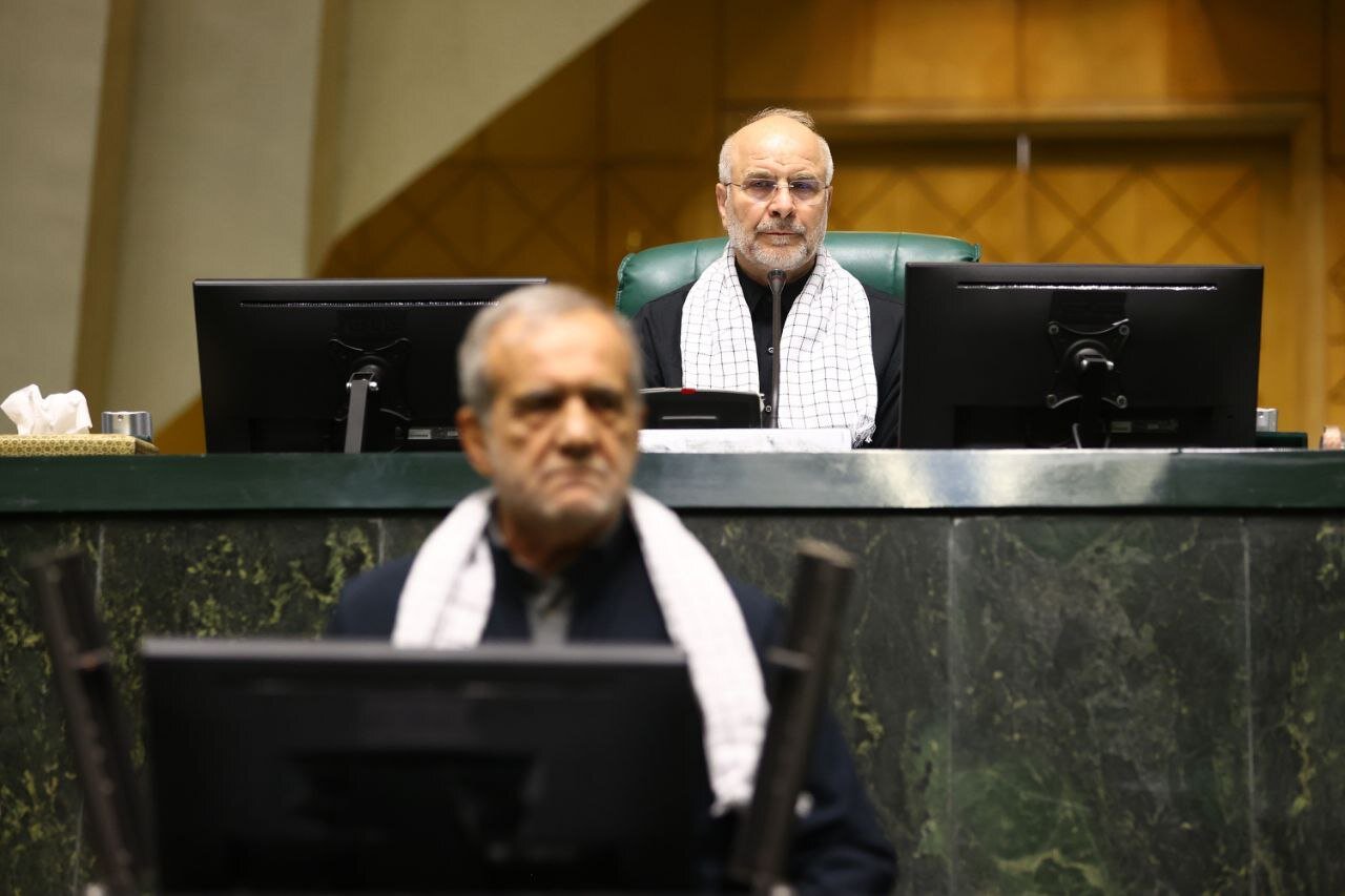 تصاویری از لحظه شعار دادن قالیباف و نمایندگان در صحن علنی مجلس/ مدنی زاده را در صحن مجلس ببینید