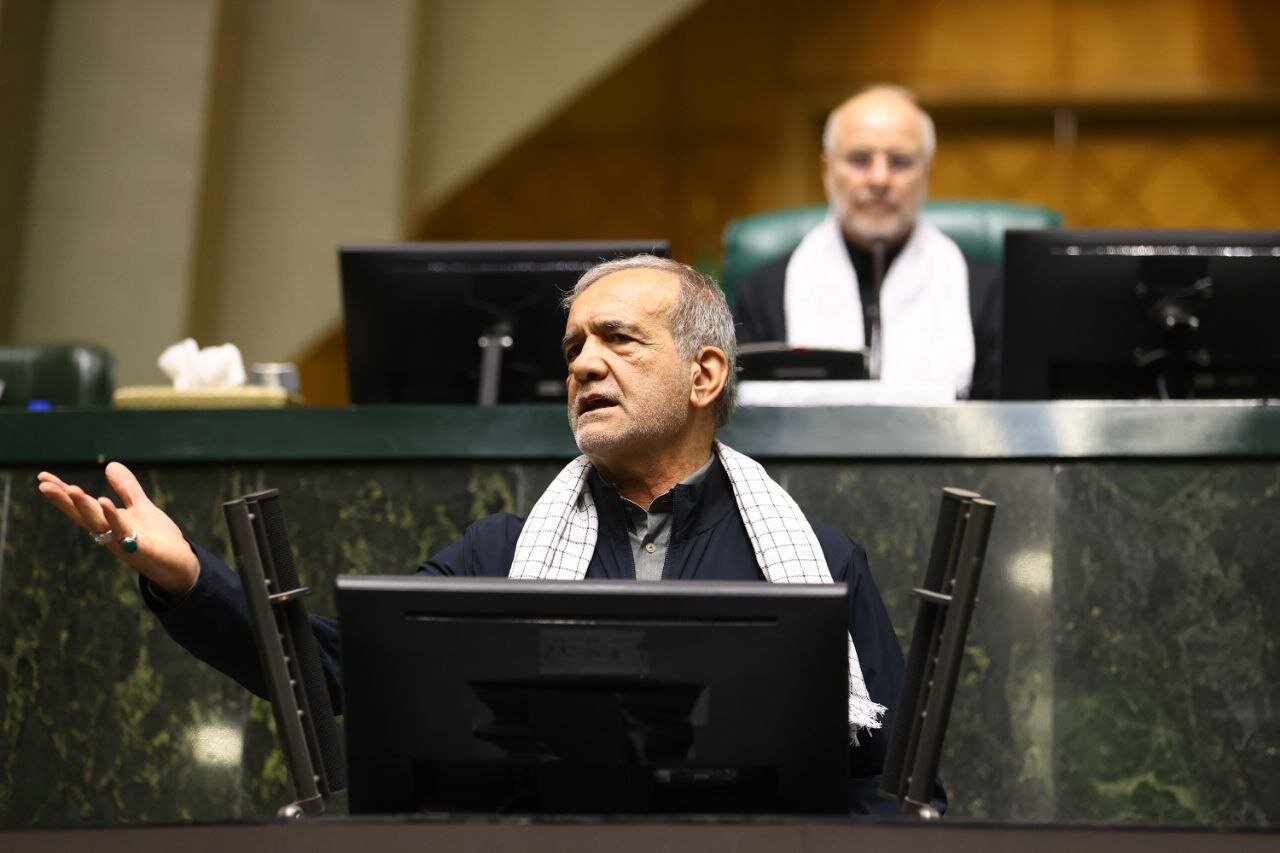 تصاویری از لحظه شعار دادن قالیباف و نمایندگان در صحن علنی مجلس/ مدنی زاده را در صحن مجلس ببینید