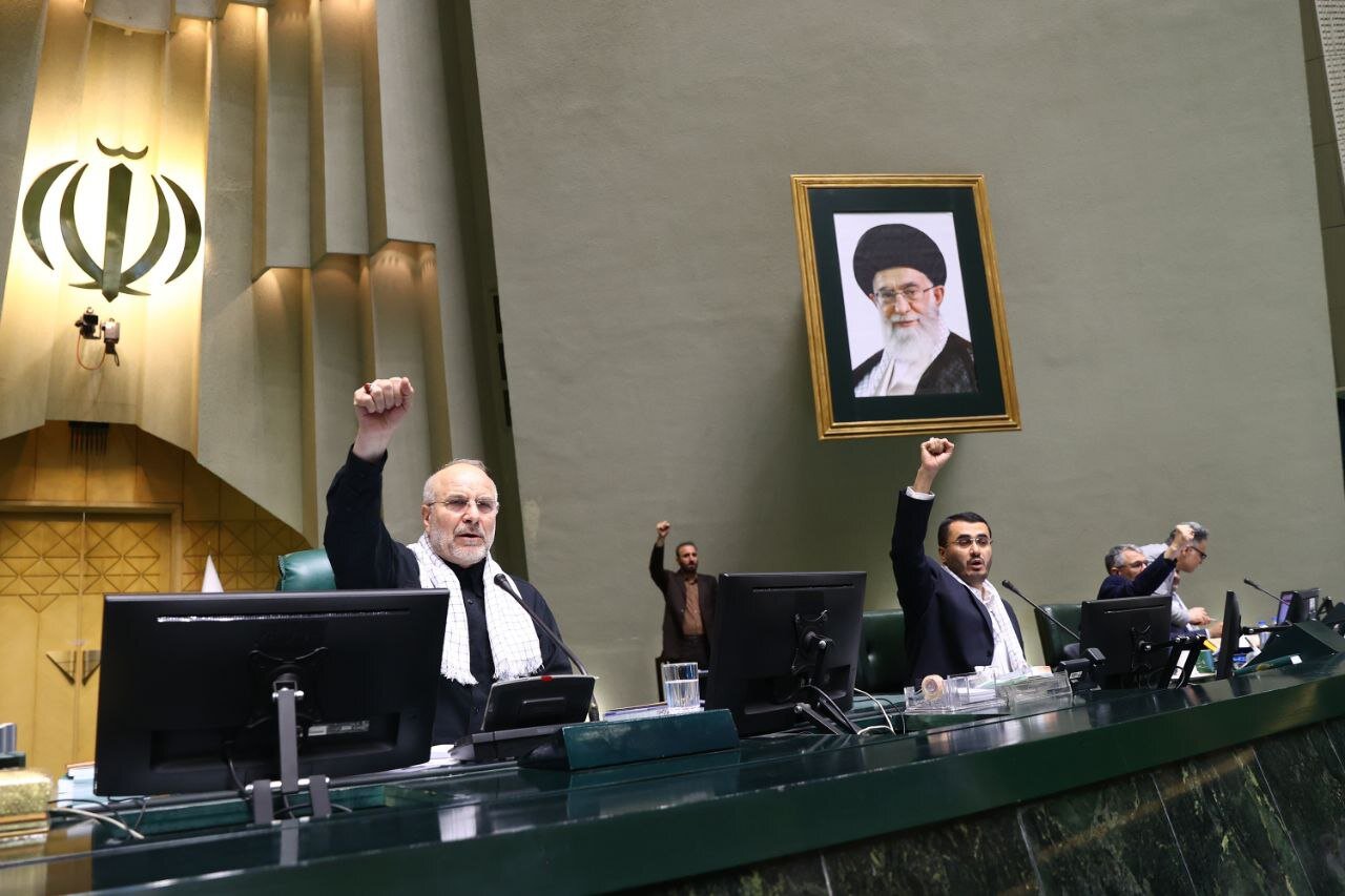 تصاویری از لحظه شعار دادن قالیباف و نمایندگان در صحن علنی مجلس/ مدنی زاده را در صحن مجلس ببینید