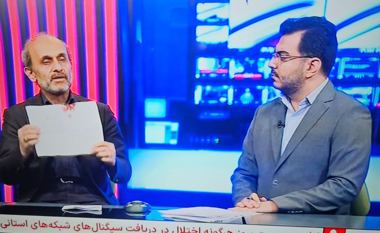 عکس | کاغذ خونین خبرنگاران صداوسیما در دستهای پیمان جبلی
