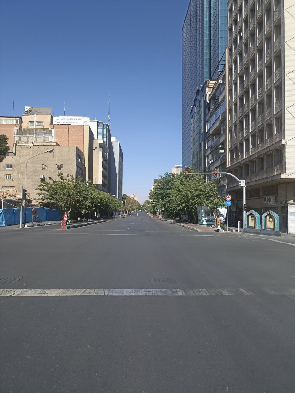 عکسی عجیب و بسیار غمانگیز از خیابان طالقانی تهران عکسی عجیب و بسیار غمانگیز از خیابان طالقانی تهران