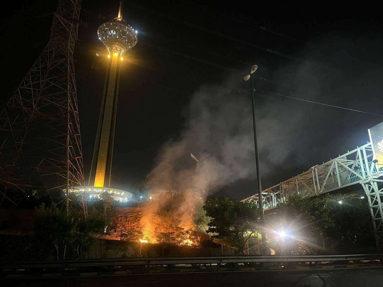 آتشسوزی عمدی نفوذیها در محوطه برج میلاد/ تلاش ناکام برای ایجاد جنگ روانی