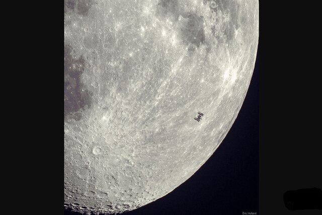 سایه ایستگاه فضایی بینالمللی روی کره ماه / عکس روز ناسا