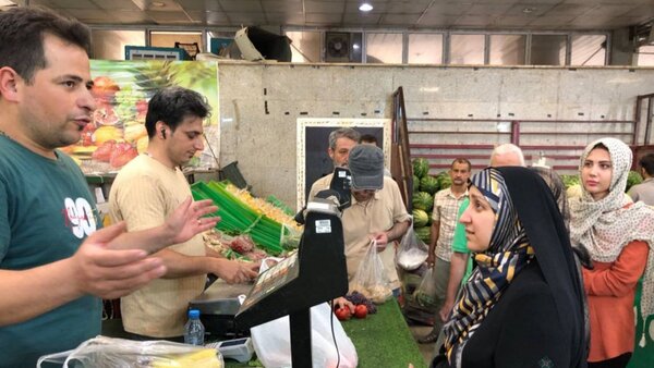 بازدید معاون رئیسجمهور از یک میدان میوه و ترهبار در تهران/ عکس