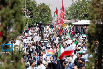 تصاویری از راهپیمایی جمعه خشم و نصر/ نماد قدس در میان راهپیمایان تهرانی