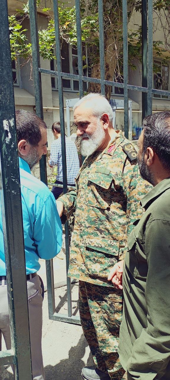 عکسی از سردار نقدی با لباس نظامی در نماز جمعه تهران
