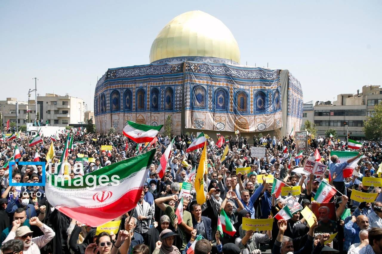 تصاویری از راهپیمایی جمعه خشم و نصر/ نماد قدس در میان راهپیمایان تهرانی