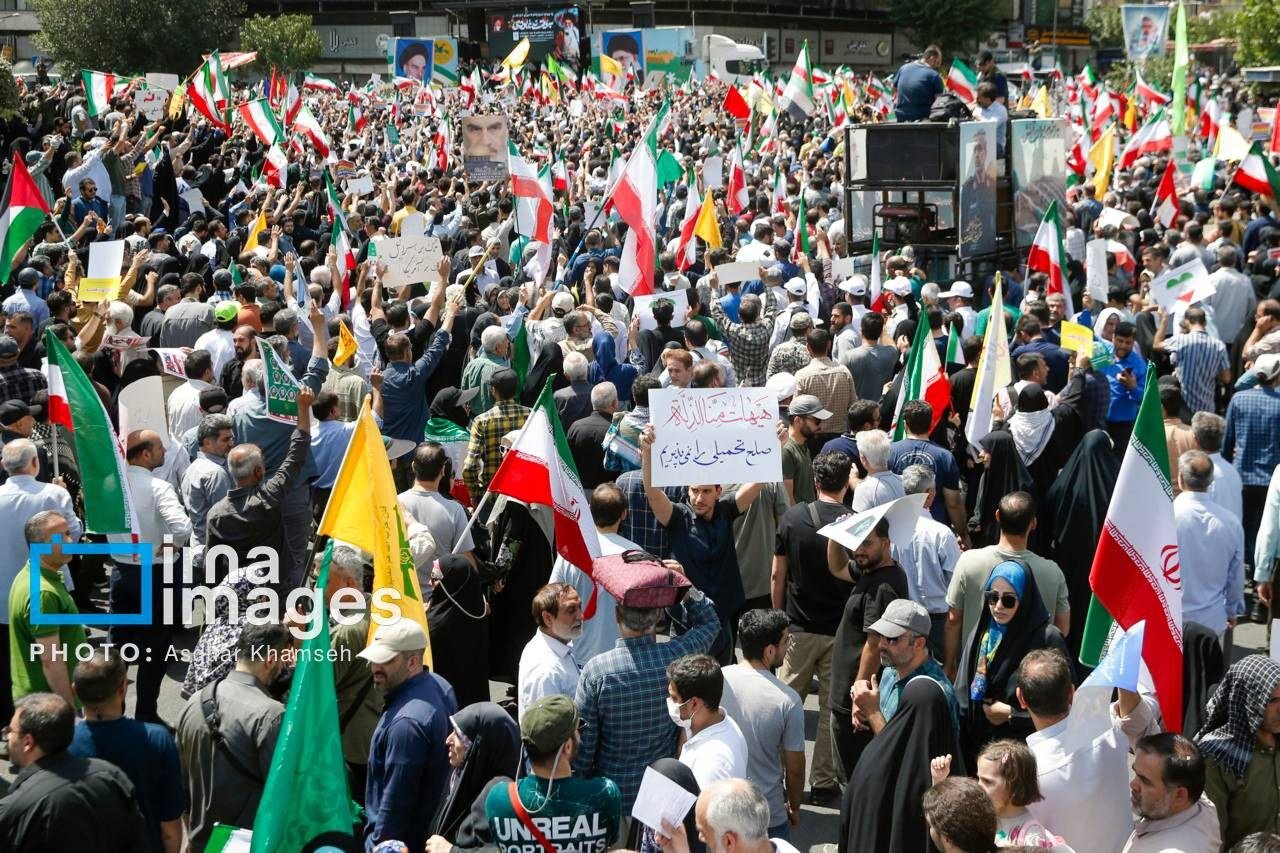 تصاویری از راهپیمایی جمعه خشم و نصر/ نماد قدس در میان راهپیمایان تهرانی