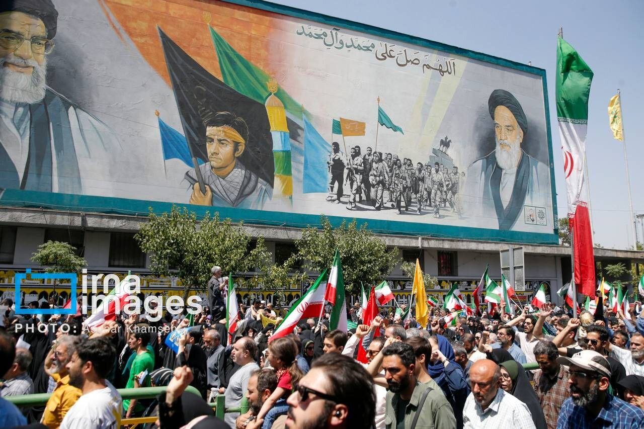تصاویری از راهپیمایی جمعه خشم و نصر/ نماد قدس در میان راهپیمایان تهرانی