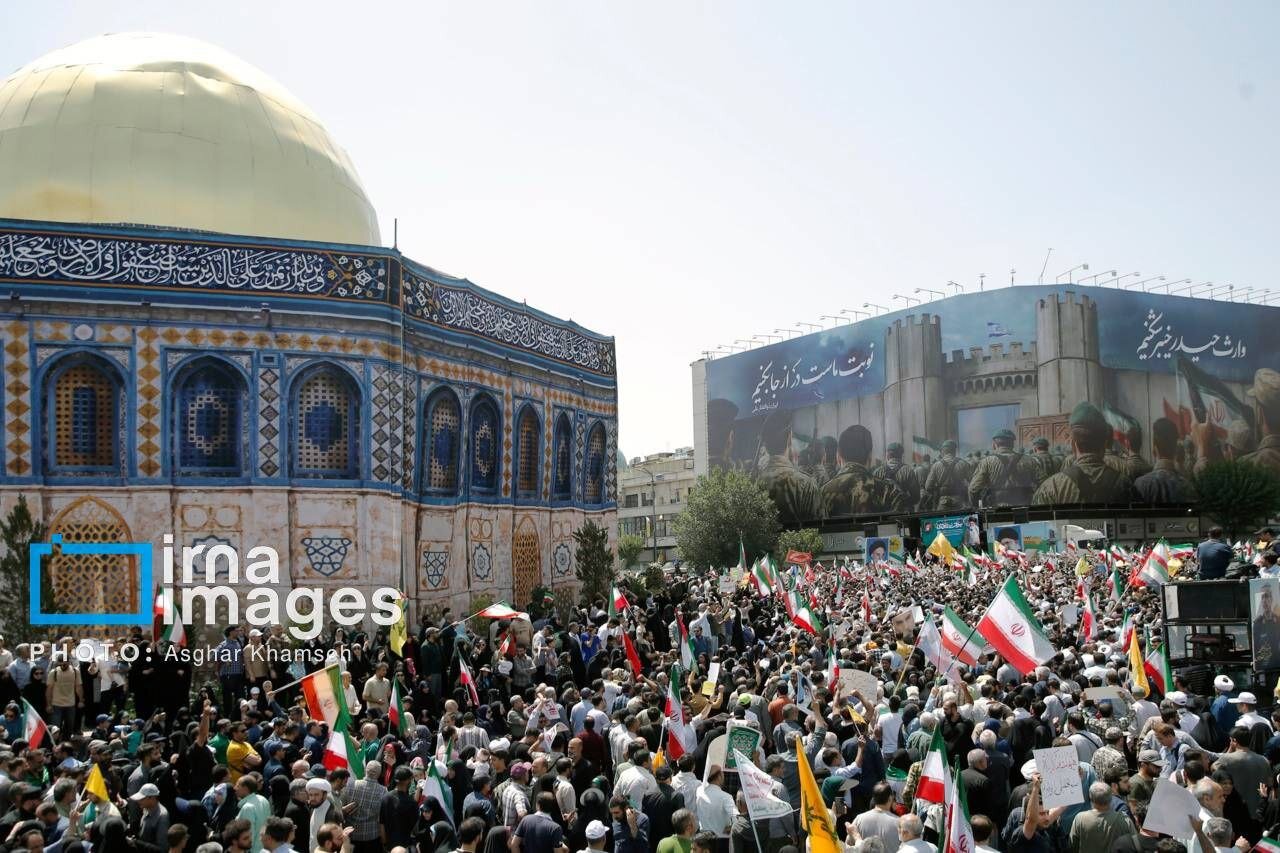 تصاویری از راهپیمایی جمعه خشم و نصر/ نماد قدس در میان راهپیمایان تهرانی