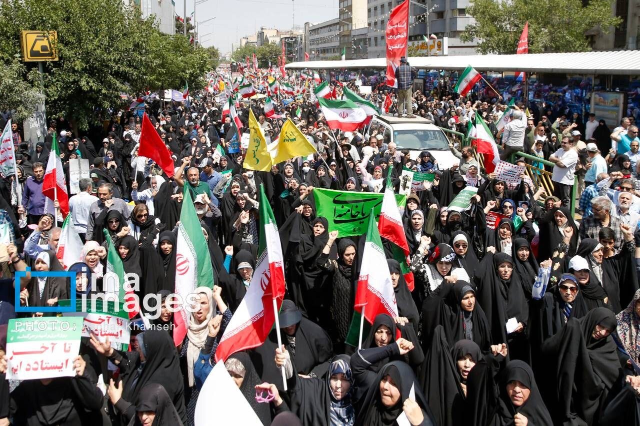تصاویری از راهپیمایی جمعه خشم و نصر/ نماد قدس در میان راهپیمایان تهرانی
