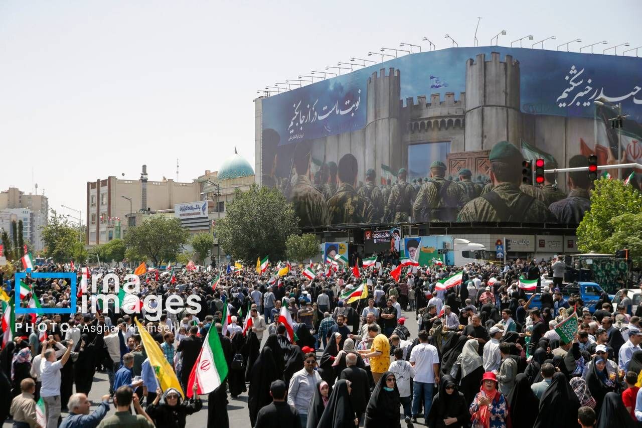 تصاویری از راهپیمایی جمعه خشم و نصر/ نماد قدس در میان راهپیمایان تهرانی