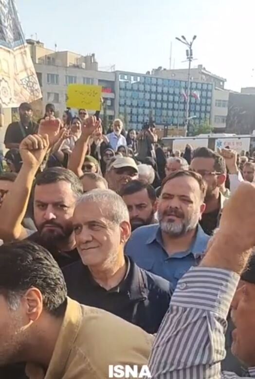 پزشکیان در تجمع دانشجویی میدان انقلاب حاضر شد