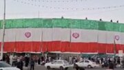 نصب پرچم‌ ایران بر بزرگترین بیلبورد کشور در کرمان