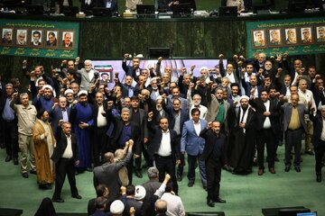 ببینید | شعار مرگ بر آمریکا و اسرائیل نمایندگان مجلس پس رای قاطع به طرح تعلیق همکاری با آژانس بین المللی اتمی!