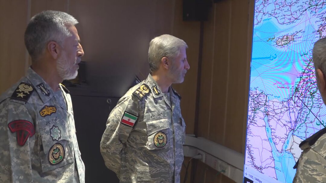 تصاویری از فرمانده کل ارتش در کنار دریادار سیاری/ امیر حاتمی: آمریکا همیشه پاسخ قاطعانه جنایاتش را گرفته است