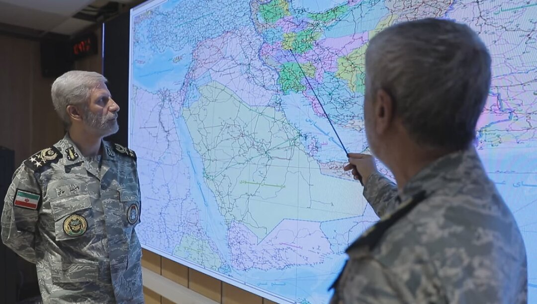 تصاویری از فرمانده کل ارتش در کنار دریادار سیاری/ امیر حاتمی: آمریکا همیشه پاسخ قاطعانه جنایاتش را گرفته است