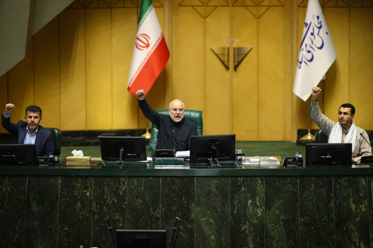 تصاویری از صحن امروز مجلس شورای اسلامی/ قالیباف سیاه پوش شد/ نمایندگان یک صدا شعار دادند