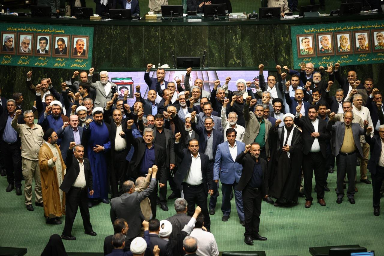 تصاویری از صحن امروز مجلس شورای اسلامی/ قالیباف سیاه پوش شد/ نمایندگان یک صدا شعار دادند