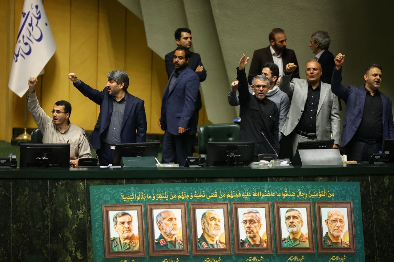 تصاویری از صحن امروز مجلس شورای اسلامی/ قالیباف سیاه پوش شد/ نمایندگان یک صدا شعار دادند