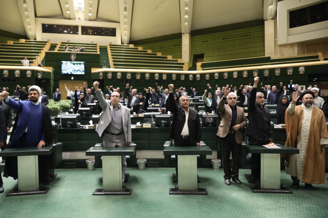 تصاویری از صحن امروز مجلس شورای اسلامی/ قالیباف سیاه پوش شد/ نمایندگان یک صدا شعار دادند