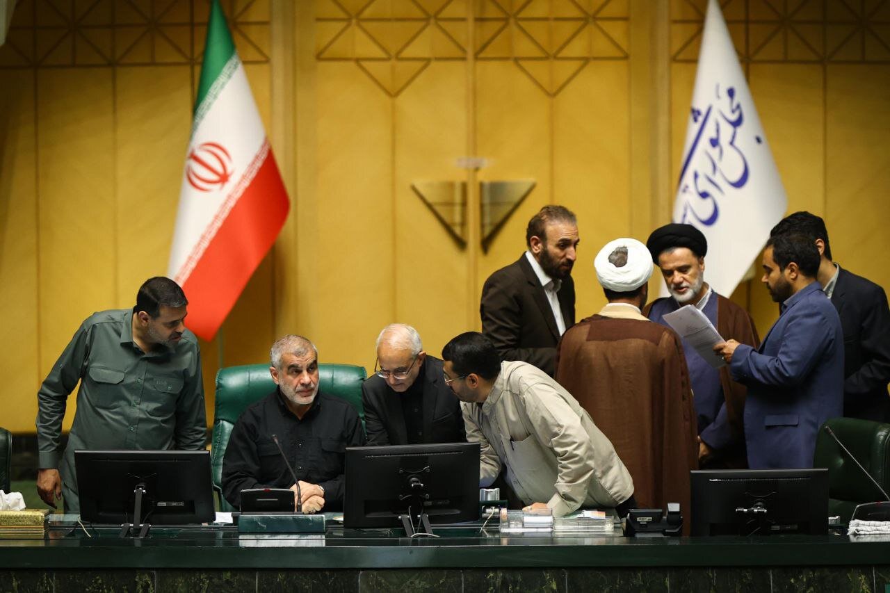 تصاویری از صحن امروز مجلس شورای اسلامی/ قالیباف سیاه پوش شد/ نمایندگان یک صدا شعار دادند