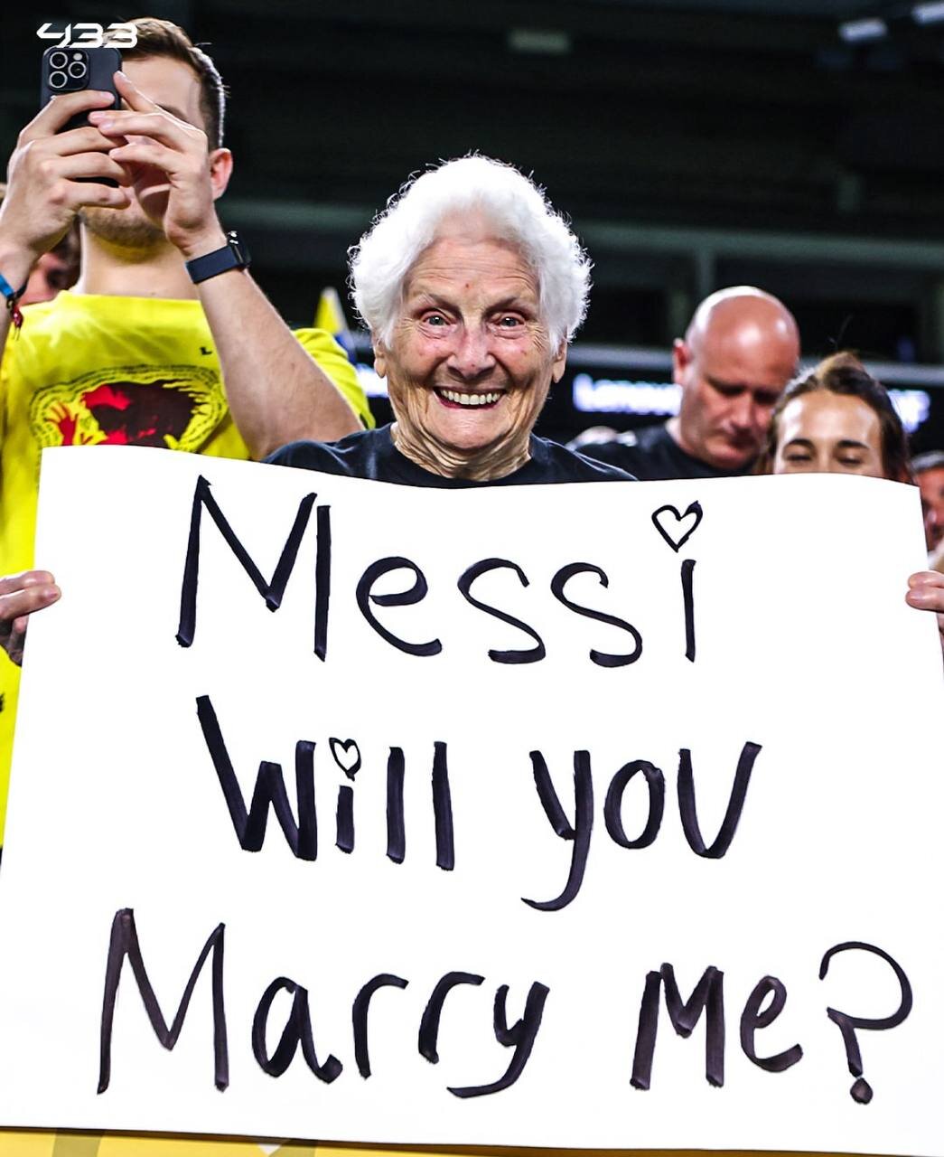 عکس | خواستگاری یک پیرزن از لیونل مسی!