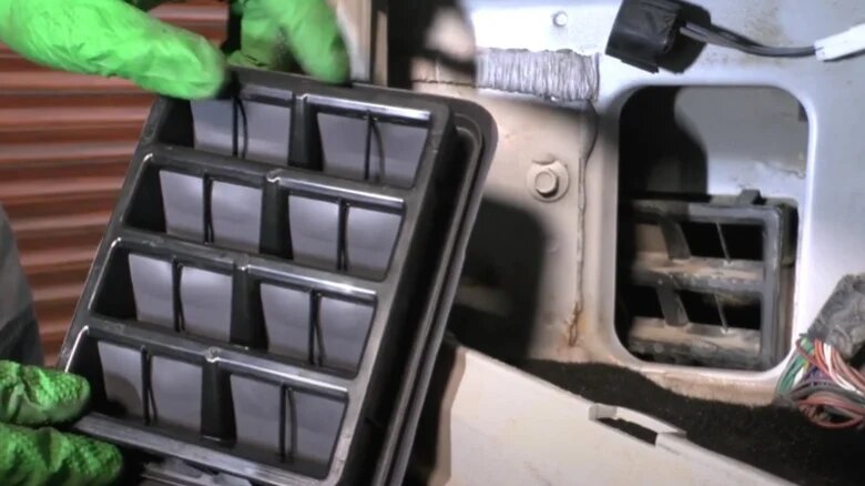 چرا برخی خودروها پشت سپر عقب خروجی هوا دارند؟