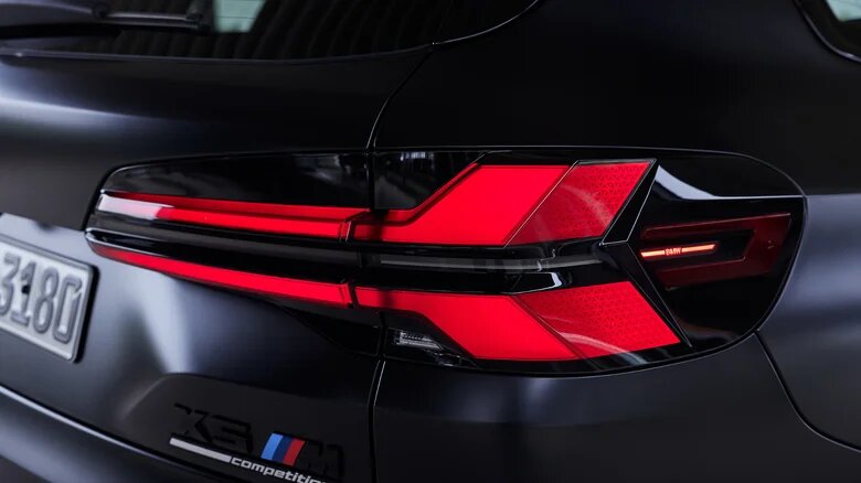 چرا خودروهای آمریکایی دارای چراغهای شبرنگ روی گلگیر هستند؟