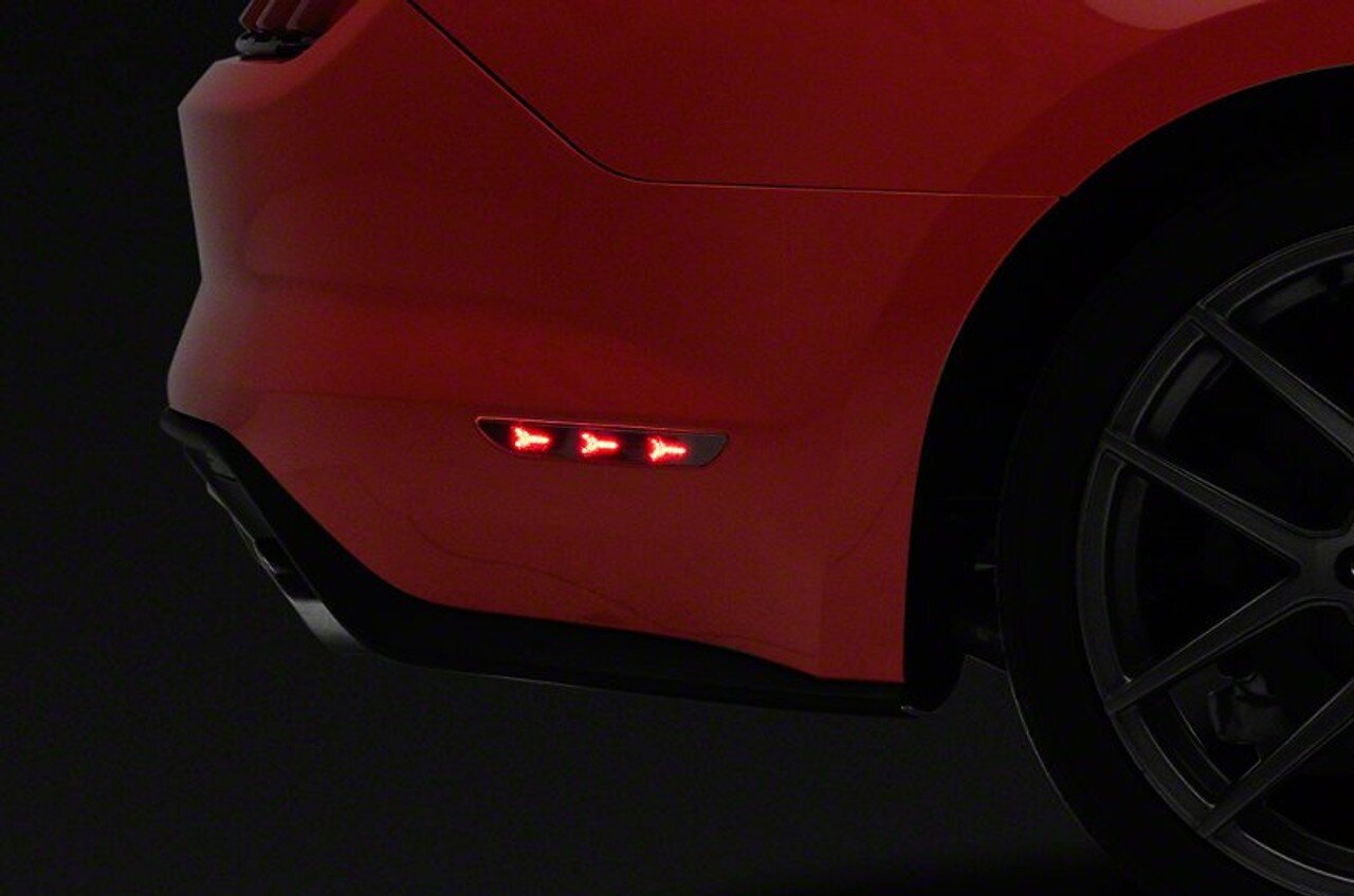 چرا خودروهای آمریکایی دارای چراغهای شبرنگ روی گلگیر هستند؟