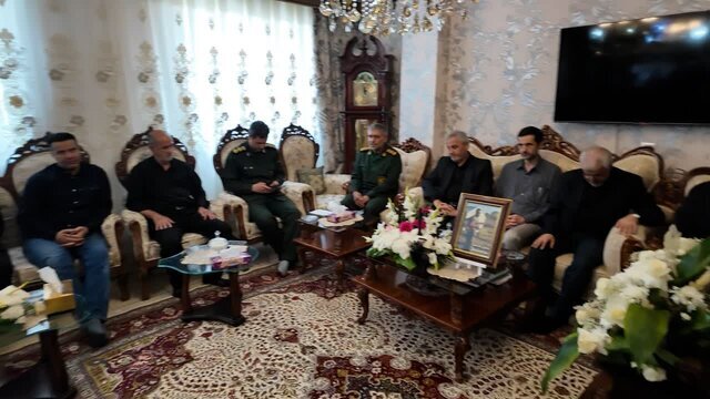 دیدار یوسف پزشکیان با خانواده شهدای حمله اسرائیل در تبریز+ تصاویر