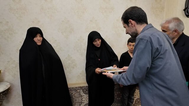 دیدار یوسف پزشکیان با خانواده شهدای حمله اسرائیل در تبریز+ تصاویر