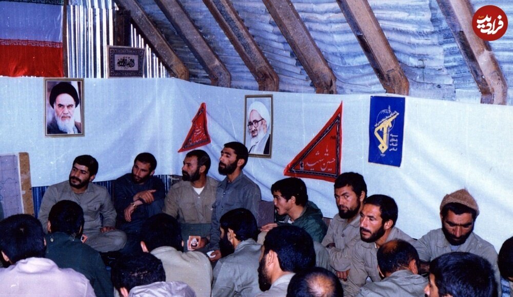 عکس/ سردار قاآنی در جوانی و در جلسه فرماندهان در جبهه؛ دهه ۶۰