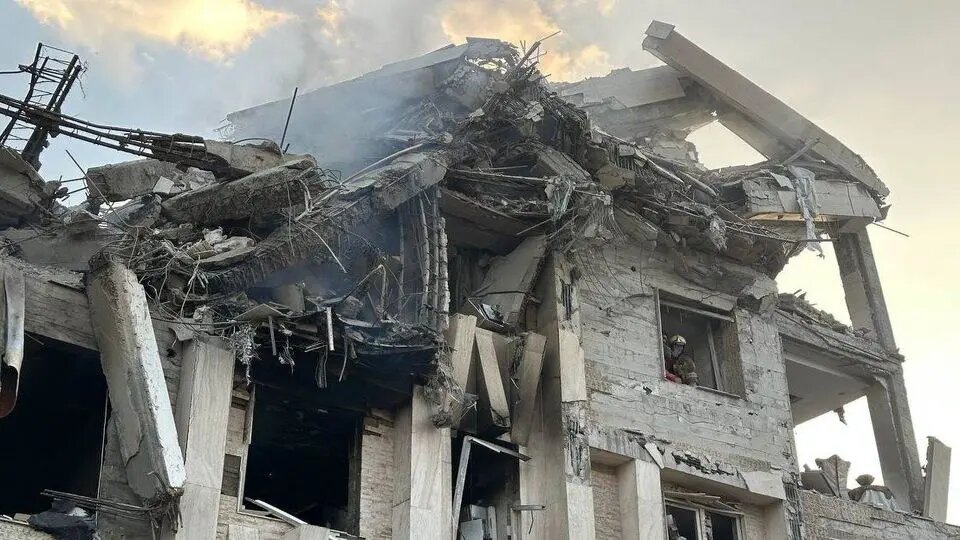 روایت امدادگر هلالاحمر از ساختمان شهید چمران/ بسیاری از شهدا کودکان 10-12 ساله بودند/ پیکر بیجان دخترکی را بعد از دو روز پیدا کردیم