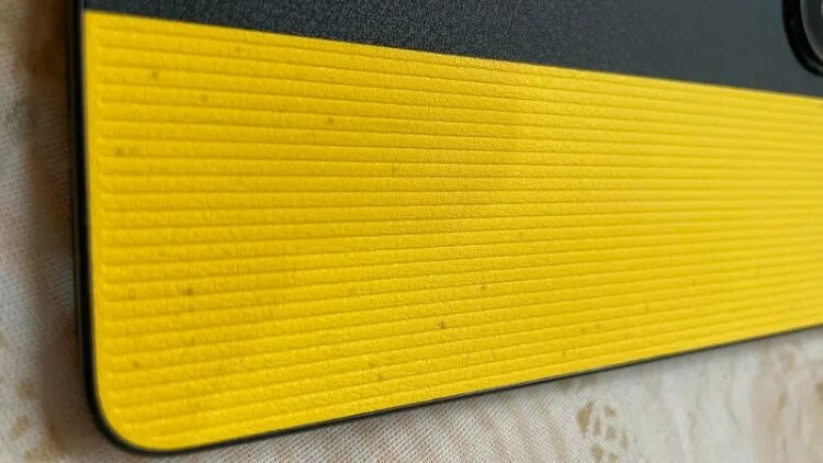 عکس | رشد قارچ روی بدنه گوشی محبوب پوکو جنجال به پا کرد!