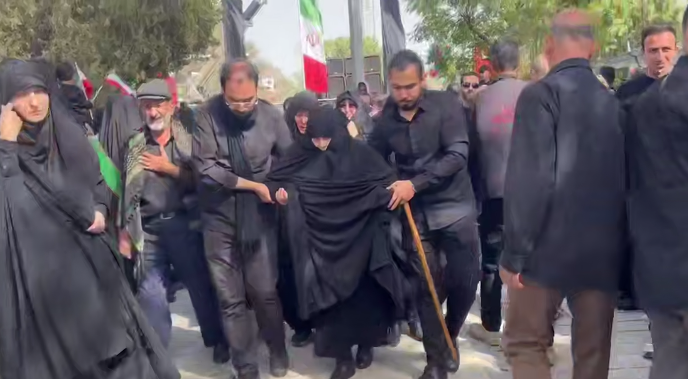 حضور مادر شهیدان باقری در گلزار شهدا +عکس