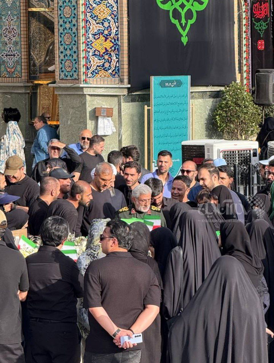 سردار قاآنی برای مراسم تدفین ۱۱ شهید در امامزاده صالح تجریش حاضر شد +عکس