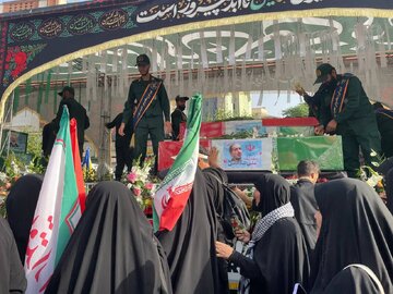 عکسی از حضور ناطق نوری در مراسم تشییع شهدای اقتدار