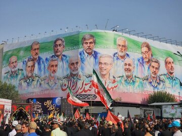اولین عکس از شمخانی بعد از ترور توسط اسرائیل / حضور در مراسم تشییع شهدای اقتدار