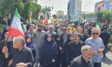 تصاویر اقامه نماز بر پیکر دو سردار شهید سپاه پاسداران / محمد مخبر هم آمده بود