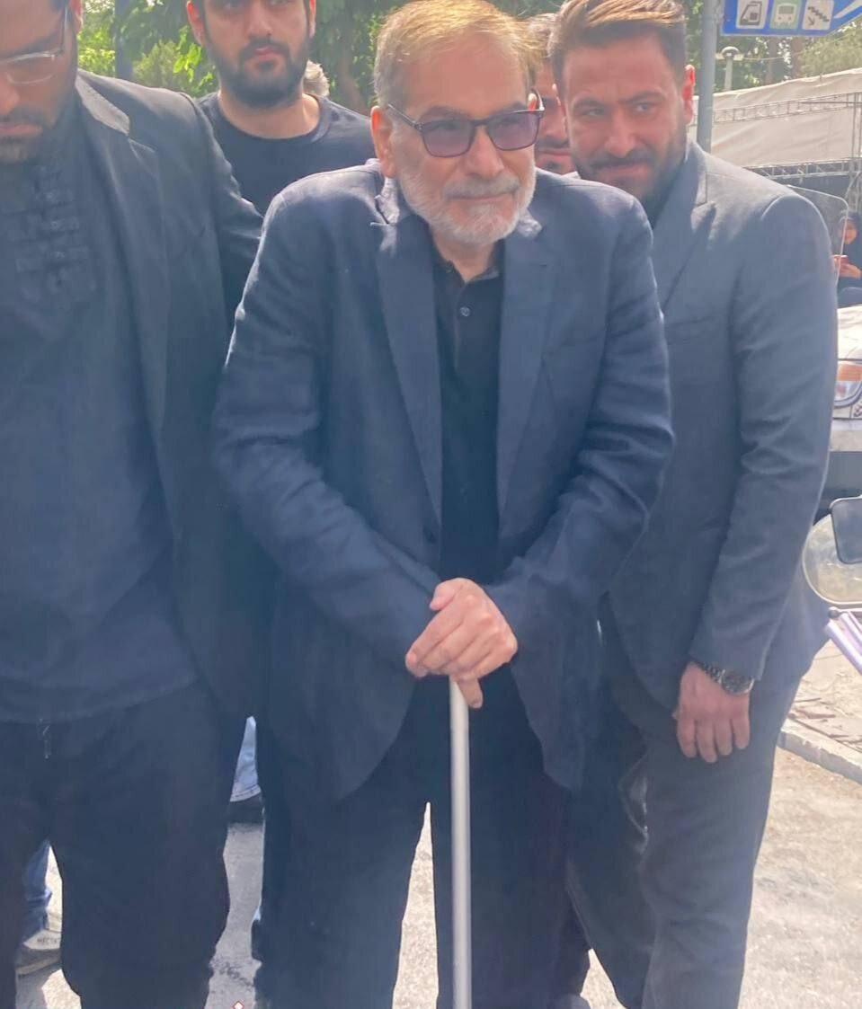 اولین عکس از شمخانی بعد از ترور توسط اسرائیل/ حضور در مراسم تشییع شهدای اقتدار