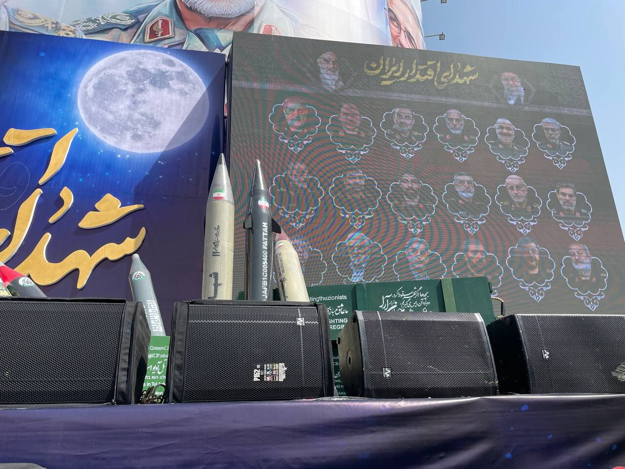 عکس | نمایش ماکت موشکهای بالستیک سپاه و محور مقاومت در مراسم تشییع شهدای اقتدار ملی