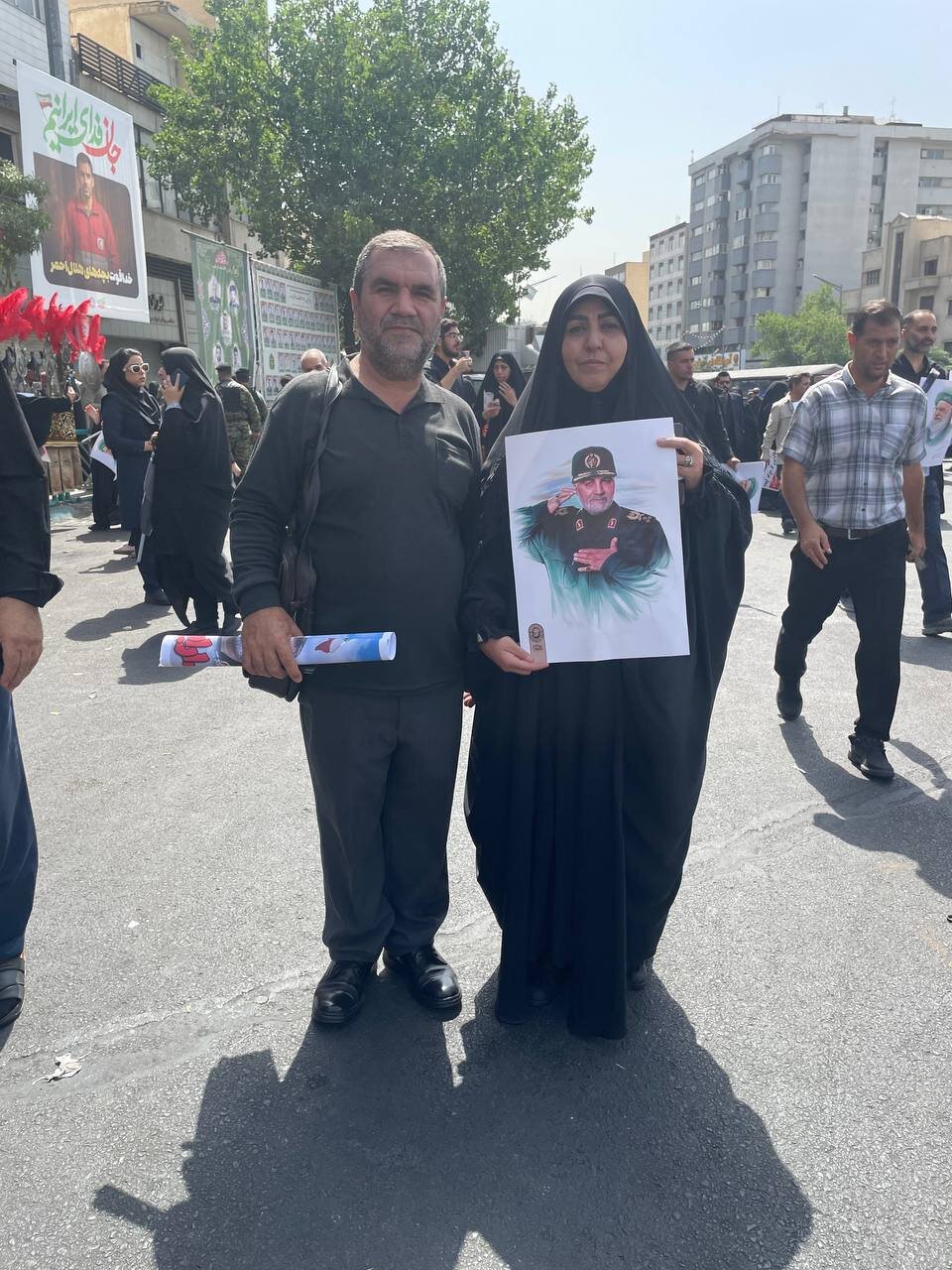واکنش جالب خبرگزاری فرانسه به مراسم تشییع پیکر شهدای اقتدار / کفن پوشان به میدان آمدند / تصاویر سردار سلیمانی در دستان مردم؛ فراموشت نمیکنیم ژنرال! 3
