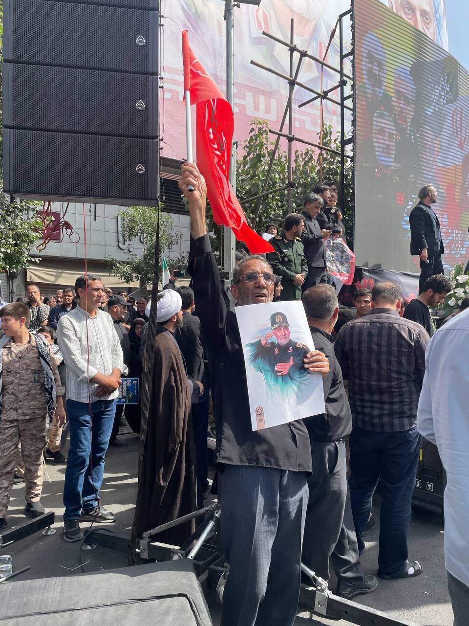 واکنش جالب خبرگزاری فرانسه به مراسم تشییع پیکر شهدای اقتدار / کفن پوشان به میدان آمدند / تصاویر سردار سلیمانی در دستان مردم؛ فراموشت نمیکنیم ژنرال! 4